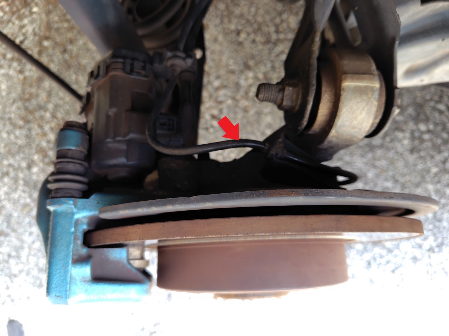 ABSチェックランプ点灯 右後ろスピードセンサーの交換