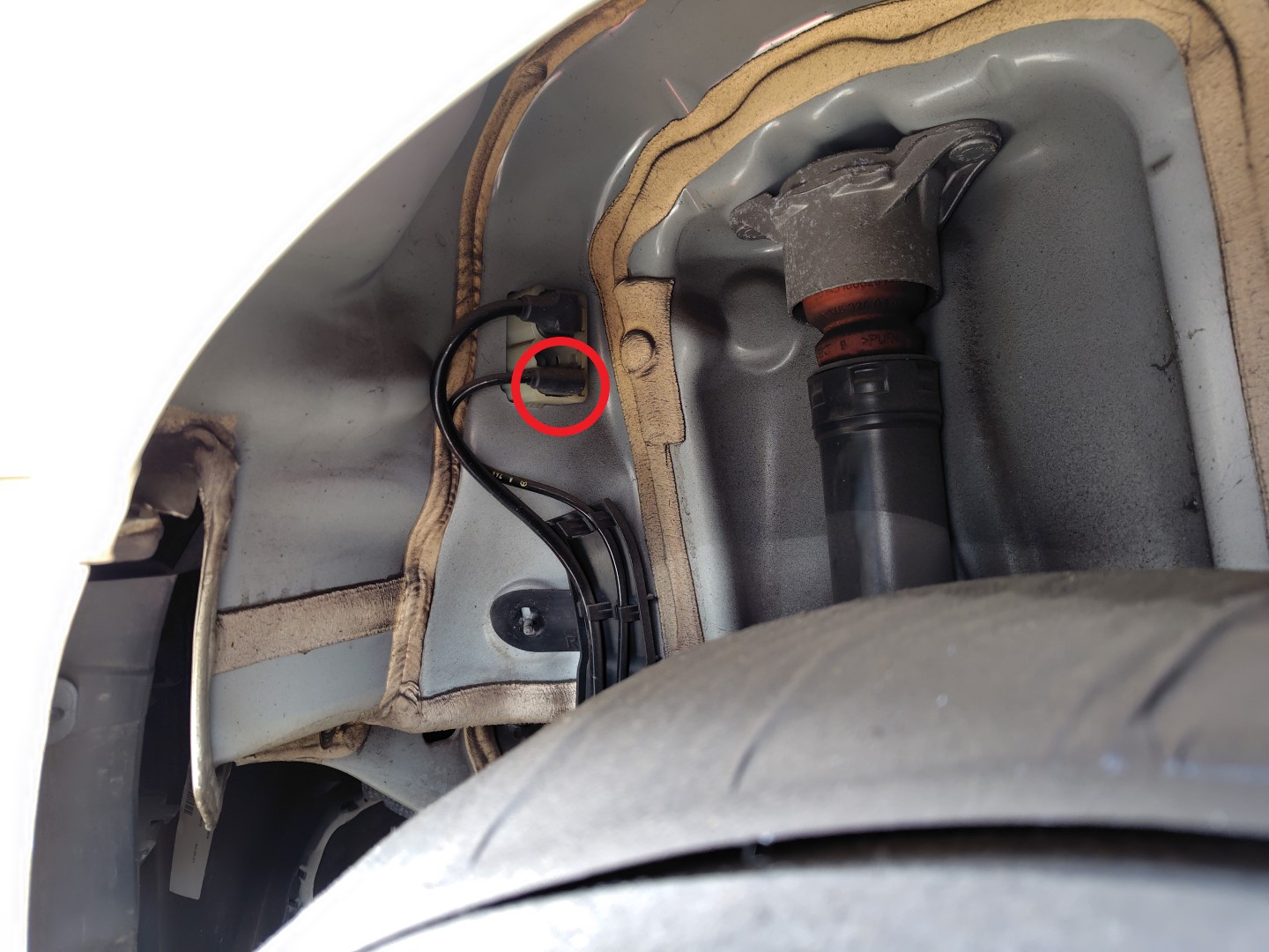 ABSチェックランプ点灯 右後ろスピードセンサーの交換